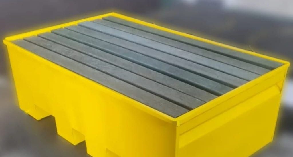 Pallet antiderrames amarillo para dos tambores, con rejilla de plástico extruido sobre la cuba de contención y bocas de horquilla en la falda.