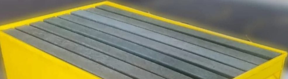 Rejilla de plástico extruido apoyada sobre el marco de la cuba, vista desde arriba.